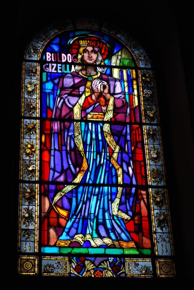 聖なる右手の後ろには、たくさんの美しいステンドグラスが飾られています。<br />ほの暗い空間の中で、外から差し込む光をステンドグラスのみが取り入れているので、ステンドグラスのたくさんの色に染められているのです。