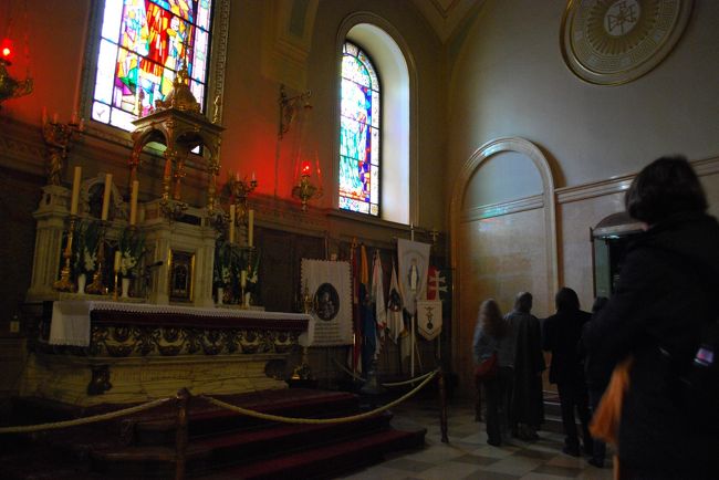 右側の暗い部分が聖なる右手です。<br />先ほどまで、ガイドさんがライトアップさせて説明していたのですが、<br />ガイドさんが去ると共に、電気が消えてしまいました。<br />いいタイミングでさっきは「聖なる右手」の写真が撮れたようです。