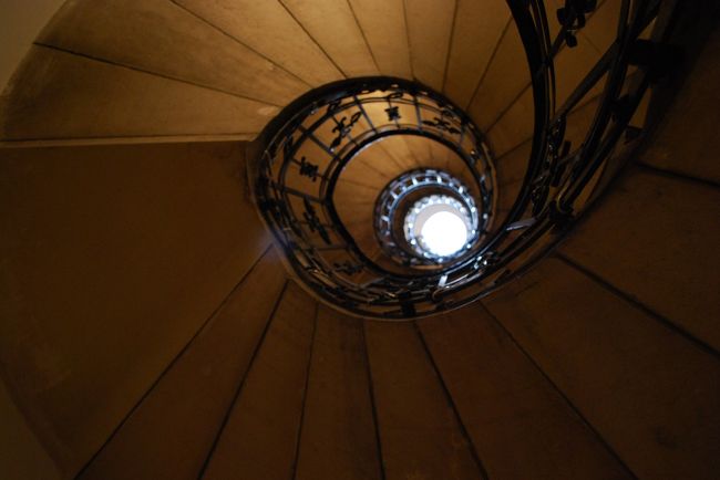 聖堂の展望台へ。<br />一度、聖堂からは出て正面入り口の脇に展望台入り口があります。<br />大人1人500Ftです。階段で一段一段歴史を踏みしめて登るか、エレベーターで現代的にススッと楽に登るか。<br /><br />せっかく普段これないハンガリーまで来ているんだから、階段で登るに決まりでしょう！<br />ごらんの通り、結構な螺旋階段でございました。