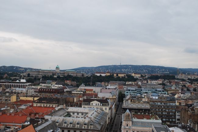 聖イシュトバーン大聖堂展望台から見た街並み。左側奥に王宮が見えますね。