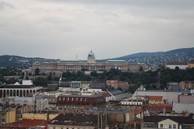 ドナウ川をはさんだ向こう側ブダにあるブダの丘の上の王宮です。