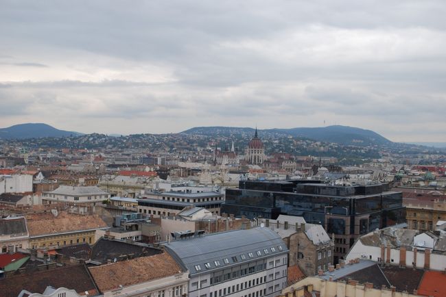 そして中央奥に見える、エンジ色の目立った建物が、ハンガリーの国会議事堂です！ドナウ川のこちら側、ペシュト側にあります。