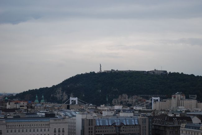 そして、これが、ゲッレールトの丘です。<br />丘の上には「しゅろの葉を広げた女性像」があります。