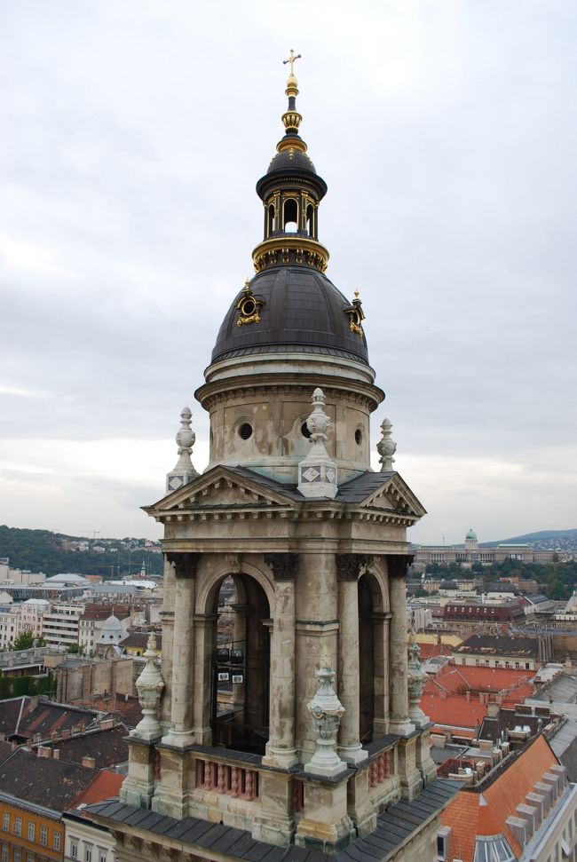 聖イシュトバーン大聖堂の向かって左側の塔。