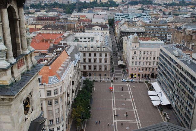 聖イシュトバーン大聖堂展望台正面から、Zrinyズリーニ通りを眺める。