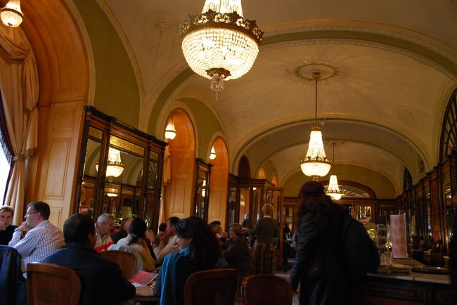 ヴルシュマルティ広場(M1ヴルシュマルティ広場駅徒歩0分）にある、伝統と格式あるカフェ、ジェルボー。<br />6年前にハンガリーに来たときは貧乏大学生だったので、入れなかったのです！<br />皇妃エルジェーベトも気に入って通っていたというお店。ロココ様式の天井などとても豪華な内装です。