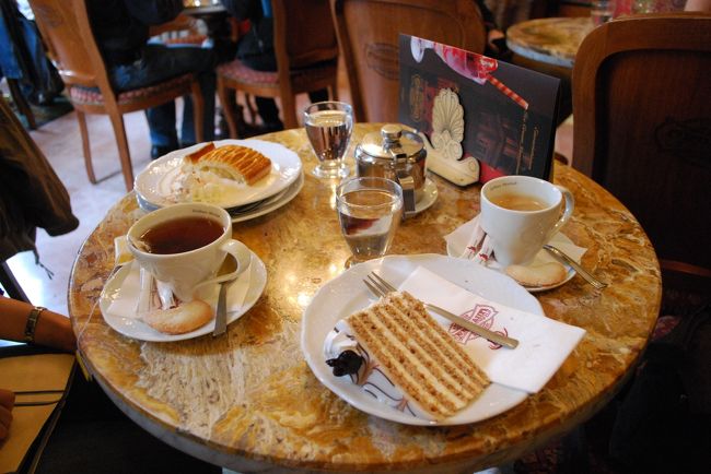 お店の店員(PINCER)もとても感じのイイジェントルメンでした。<br />ESZTERHAZ TORTA(730Ft)とHOSSZU KAVE(700Ft)いただきました（手前）。<br />エステルハーズィトルタは、ちょうど良い甘さと食感ですごくおいしかった！<br />ケーキとコーヒーで1,440Ft≒940円。