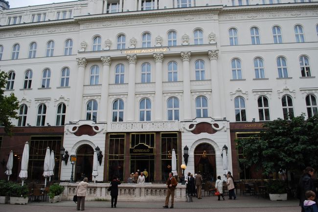 このようにジェルボーだけで、こんな大きな建物なのです。<br />カフェだけでなく、レストランもあるようです。<br /><br />そして、M1の地下鉄の駅上がってきて、目の前ということが伝わるでしょうか？