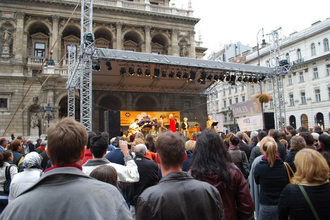 M1でOPERA駅まで戻りました。<br />先ほどは、ハンガリー伝統舞踊が行われていたのですが、今はJAZZ演奏しているようです。<br /><br />街中に流れる生演奏。素敵ですよね。