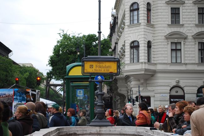 Földalattiとは、地下鉄のことです。<br />フルダラッティと読みます。<br />そう、私ハンガリー語を大学で専攻語として学んでいたのです、実は。<br /><br />メキシコ通り駅方面のホームです、と書いてます。