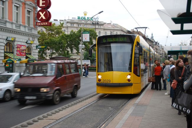 次は、Villamos（路面電車、トラム）です。ヴィッラモシュといいます。<br />モスクワ通り駅行きに乗って、西駅へ向かいました。