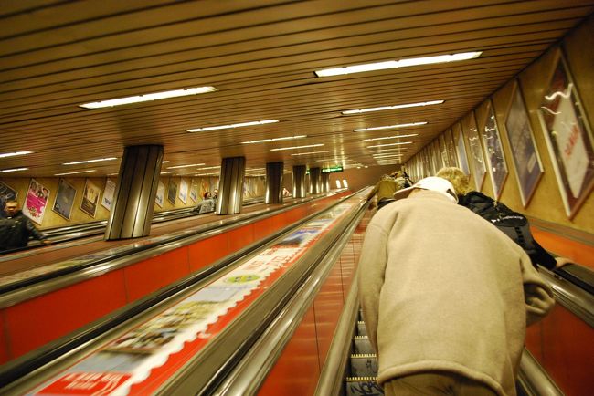 カルヴィン広場駅のホームから登るエスカレータ。<br />早いうえに、のぼり、くだりそれぞれ2本ずつあるのに、1本ずつしか稼動していません。<br />当たり前のように1本しか動かない、それがハンガリー！