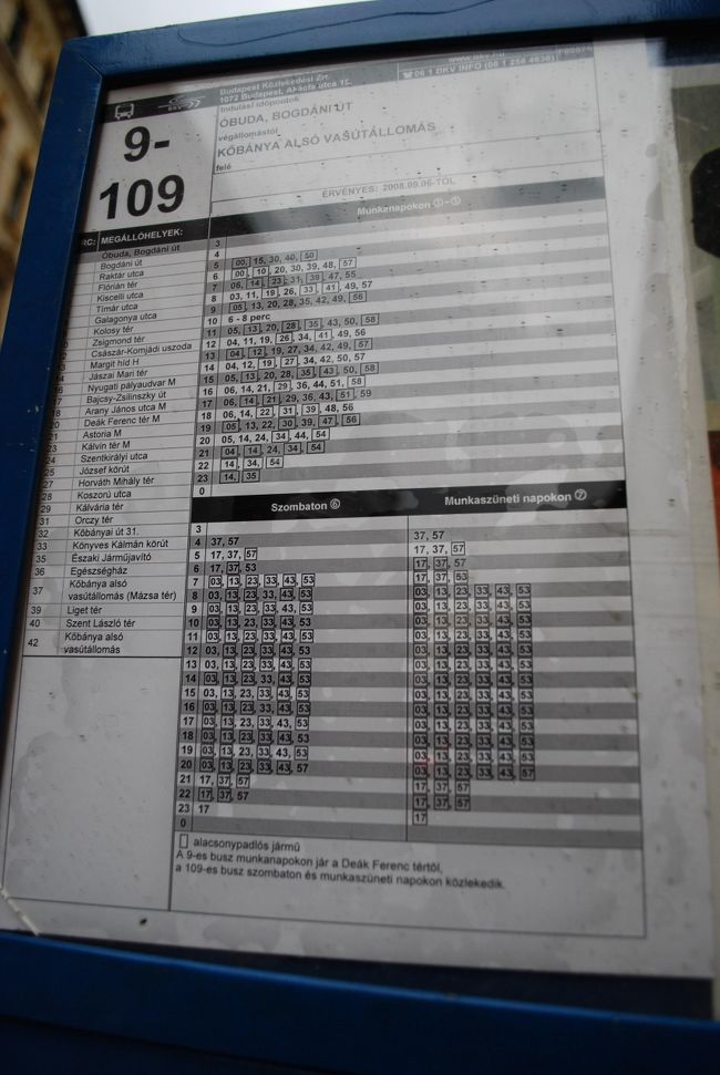 バス停「Szent Király utca」の時刻表。2008年9月現在。
