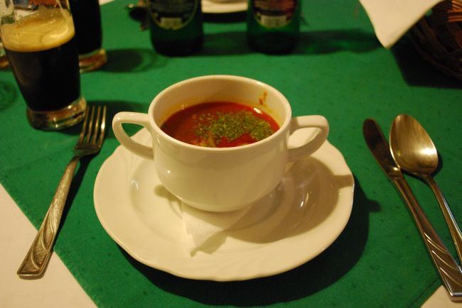 ハンガリー料理で一番有名な料理といえば、このグヤーシュGulyásです。<br />パプリカをふんだんに使って、野菜と牛肉を煮込んだ料理。見た目はかなり赤いですが、唐辛子のような辛さではなく、パプリカの深みのある味です。<br />パンがきっと机の上にあるはずですので、それにつけていただくととてもおいしいですよ。<br />日本でも味は少し違いますが、銀座にあるTOKAJでグヤーシュランチが1000円でいただけます。http://tokaj.jp/