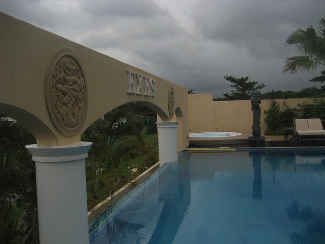 ど〜んより暗い空です。<br /><br />奥にはジャグジーあり。