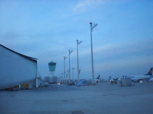 夕暮れのプラハの空港。もう夜八時すぎなのにまだ明るい！