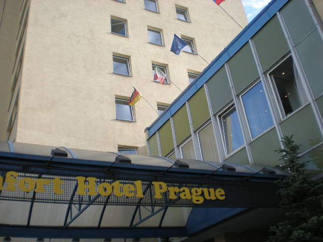 コンフォート　ホテル　プラハ<br />ツインなんだけど、シングルベッドがくっついてる<br />エアコンなく暑かった！窓開けていたので虫さんと格闘