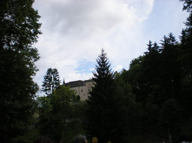 森の奥にひっそりと佇む派手さはないけど、落ち着いた雰囲気のチェスキー・シュテンベルク城