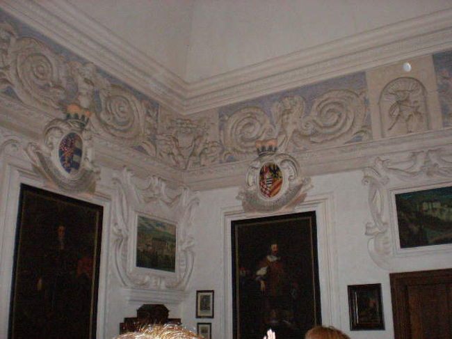 階下にはまだ城主がすんでいるということで、歴史を感じる展示品・写真でした