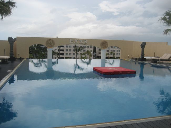 見ての通り、プールに入っている人はおらず。<br />プールサイドには私たちのほか、2名程度。<br /><br />ハッキリ言って、やや肌寒かったです。（笑）