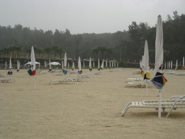 パラソルの下でちょっと休憩していたら、雨がポツポツと、そしてザーっと降ってきました。<br /><br />横殴りの雨。　<br />まぁ、いつ降ってもおかしくはなかったのですが･･･　よくぞここまでもってくれた。アリガトウ。<br /><br />この閉じられたパラソルが寂しいなぁ。