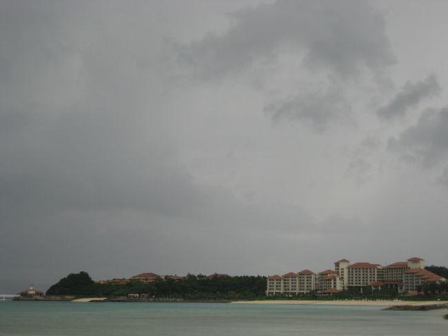 みんな屋根のあるところへ引き上げて行きましたが、パラソルの下で雨が弱まるまで待機。<br /><br />