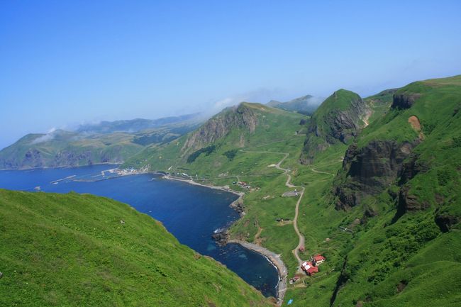 あの赤い屋根の建物は有名な？桃岩荘かな。