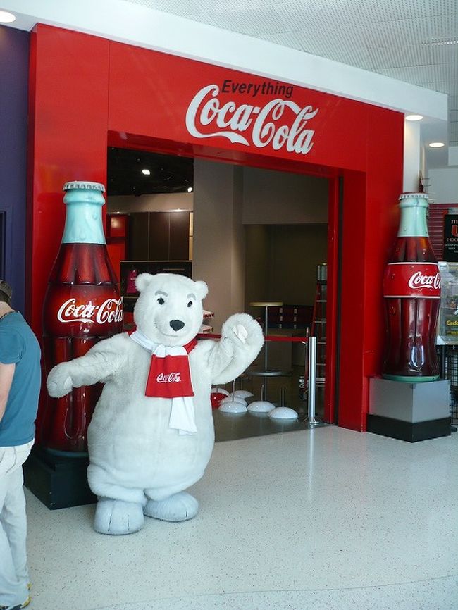 写真を撮ろうとしたら、ポーズを撮ってくれました。このあたりはさすがエンターテイメントの町だなと感動です。<br />