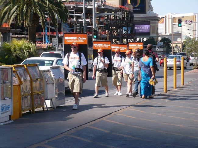 hootersの広告を背負ってあるく人たちです。ちょっとストリップから遠いので宣伝も必要なのかもしれないです。<br /><br />http://www.hooters.com/