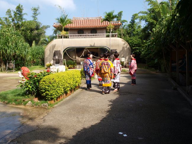 貸衣装で村内を巡る女性観光客