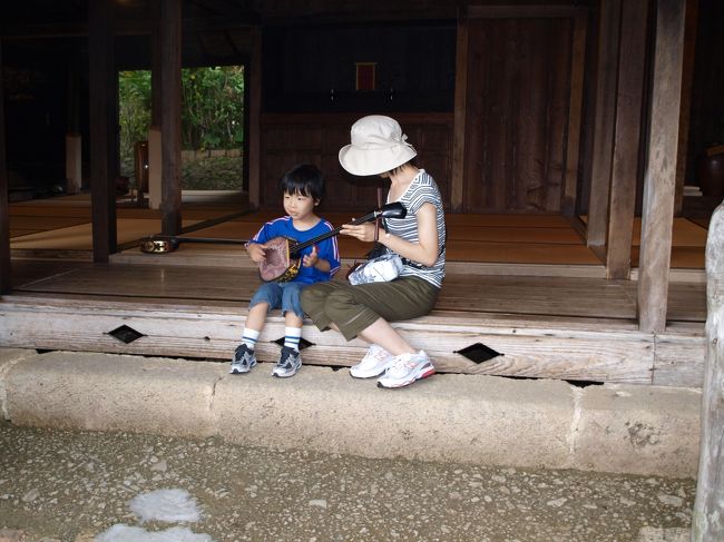 三線を手にする子