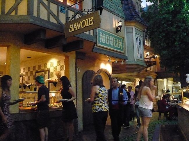 店内です。南仏に行ったことがないので良くわからないですが、南仏ムード満点？でした。<br />