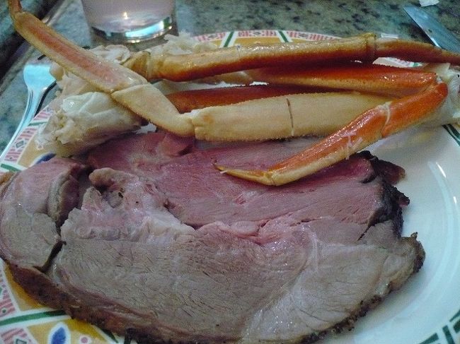 私の3皿目です。またも違う肉と蟹です。肉しか食べていないのですが、かなりお腹が一杯になってきました。<br />