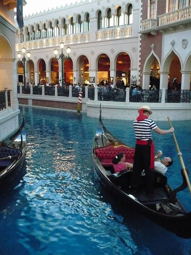 建物内は、夜とは思えぬ明るさで、水の都を演じていました。