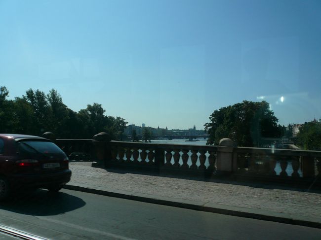 ホテルのおねえさんには<br />プラハ城は地下鉄でいくのよ<br />っていわれたけれど<br />どうしてもトラムに乗って街が見たくて<br />トラムに乗りました。<br />24時間チケットを購入してあしたの朝まで<br />使うことにしました。<br />100kc.安い！