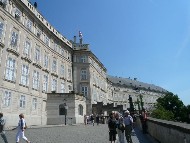 ここから望む風景が<br />さっきの街並みを望めるところです。<br />プラハ城、王宮に来ました。<br />250kc.