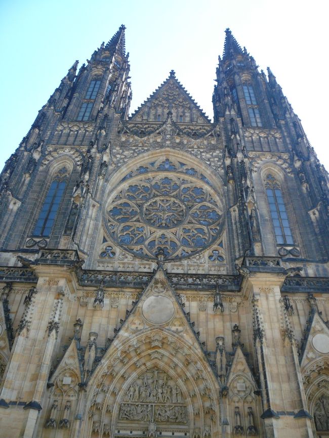 聖ヴィート教会<br />長蛇の列で並んで入りました。<br />この建物、<br />彫刻とかすごい。