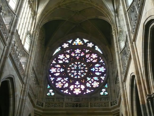 正面のステンドグラス。<br />きれい。そしてとても大きい！