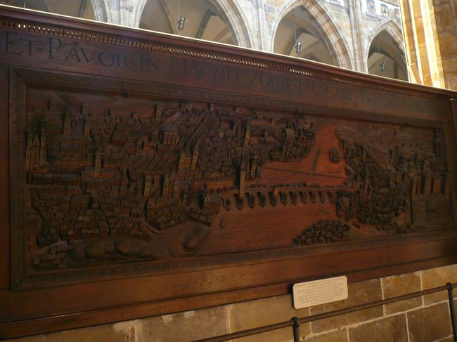 昔のプラハのまちの様子を彫刻したものが<br />飾られています。