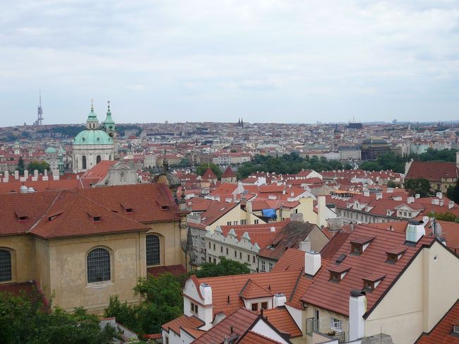 オレンジ色の屋根<br />なぜかごちゃごちゃした感を<br />感じさせないこの街並み<br />プラハの好きな風景。