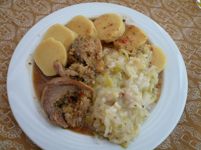 15：30<br />昼ごはんということに<br />しました。<br />ようやくチェコ料理を。<br />ウェプショークネドロゼロ<br />115kc.