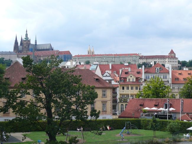 プラハ城を望む。<br />川岸から望むこの反対側の風景も<br />また素敵。<br />緑とオレンジの屋根がとてもいいでしょ？
