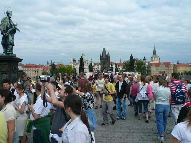 カレル橋は<br />観光客でいっぱい。<br />一部では工事もしていました。<br />