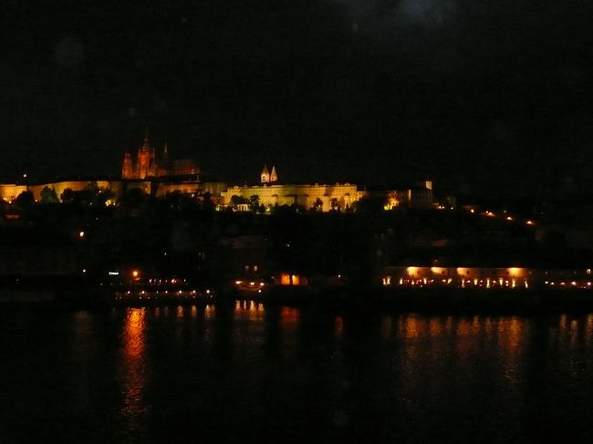 人形劇を見終わってから<br />ちょっと怖かったけれど<br />夜景のプラハ城がみたくて。<br />風がつよくてうまく写真が撮れません。