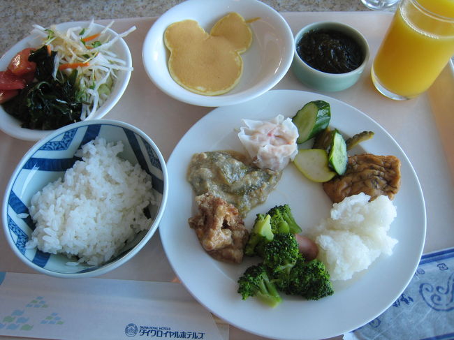 朝ごはんはブッフェ。<br /><br />何故かパンケーキはミッキーにしてくれました。<br />何も言ってないのに…。