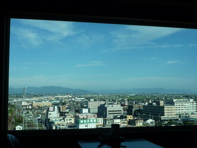 ホテルの大浴場（？）で朝風呂に入ってから朝食へ。<br /><br />朝食は付いているというより、「無料」となっておりました。<br /><br />こちら、朝食場所であるホテルの最上階（だったかな？）のラウンジで。<br /><br />←は綺麗な青空と、松阪市内が一望です。<br />出遅れて窓際げっとなりませんでした（＾＾；