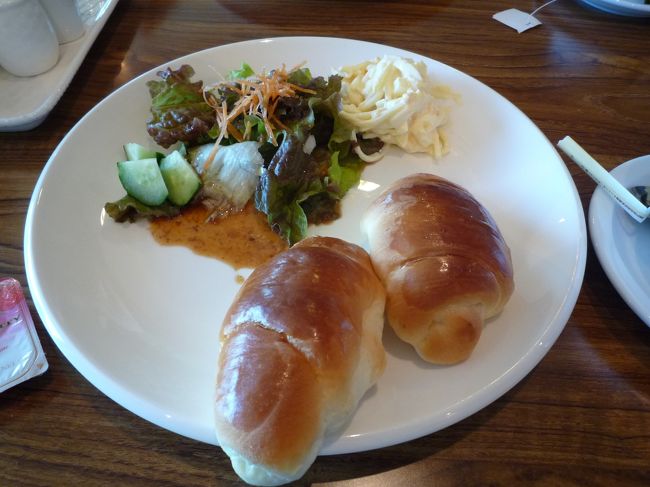 こちら無料の朝食（コヒーまたは紅茶付き）。<br /><br />セルフサービスで、入口に食券ならぬ食券カードのような物を自分で取って席へ。<br />そのカードに番号が書いてあり、番号を呼ばれたら窓口に取りに行くというシステムです。<br /><br />まあ、無料だからこんなものでしょう。<br />これからどうせ、買い食いとかしてお腹を満たすと考えれば、これがベストな朝食！？<br /><br />