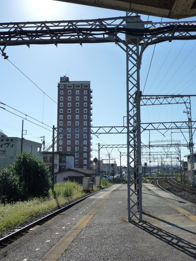 さて、荷物をまとめてチェックアウト。<br /><br />早速、伊勢へと向かいます。<br /><br /><br />←は松阪駅ホームからホテルをパチリ。<br />近いでしょ？