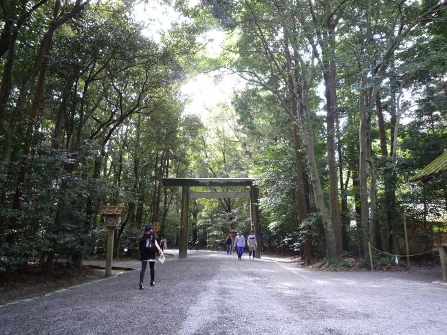 一通り、お参りして（お参り貧乏？）してバス乗って内宮へ。<br />これがすぐ付くかと思ったら、内宮近くになると駐車場渋滞なのか結構時間かかりました。