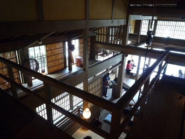 さて、内宮へのお参りの前にお昼ごはんですｗ<br /><br />まあ、本来なら定番の伊勢うどんとかてこね寿司でしょうが、それは前回母といったときに体験済みなので、今回は牡蠣狙いで「二軒茶屋」に決めておりました。<br /><br />おかげ横丁は原宿並みにすでに混んでます(´ー｀)┌フッ<br /><br />いろいろ目移りする旦那を引っ張って二軒茶屋へ。<br /><br />予想外に趣のある建物で店内はグッドです。<br /><br />2階に案内されたので1階が見える部屋に入りました。